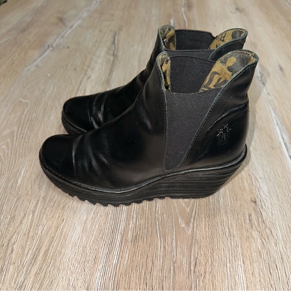 Fly London Yoss Black Casual Pull-On Chelsea Boots Mousse Leather Size UK 4 EU37 - Picture 4 of 13